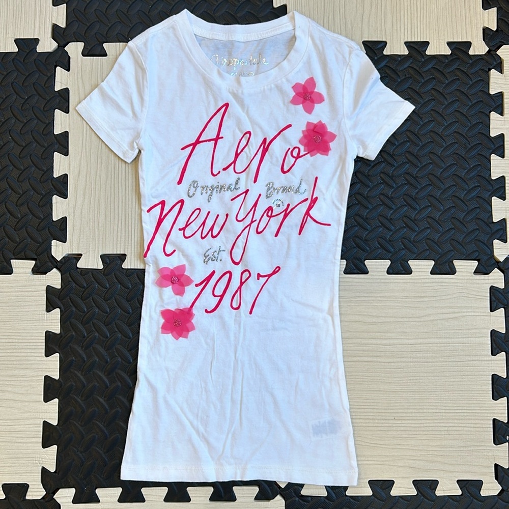 Aeropostale White Graphic T-Shirt with flower detailing size extra small NWT
